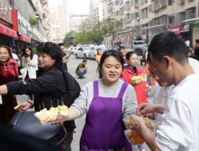 发型师晓华店铺门口人山人海 理发技艺与真诚服务赢得人心